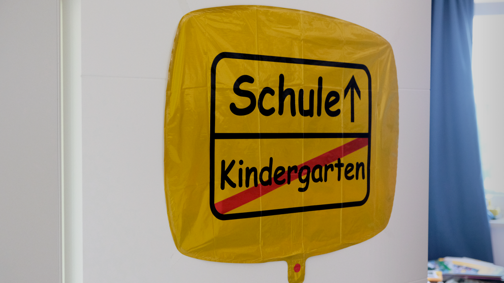 Verkehrsschild "Schule. Kindergarten" an Leos Zimmertür