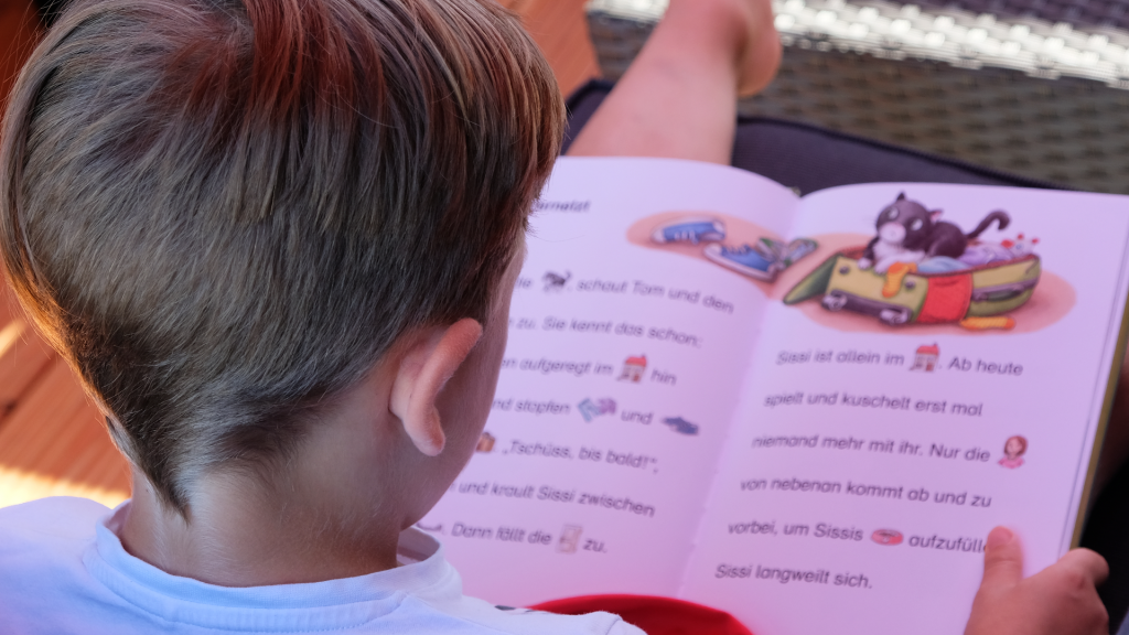 Leo beim Lesen auf der Terrasse